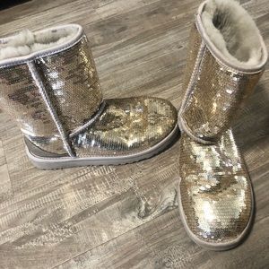 Women’s size 7 sparkly uggs barely worn!